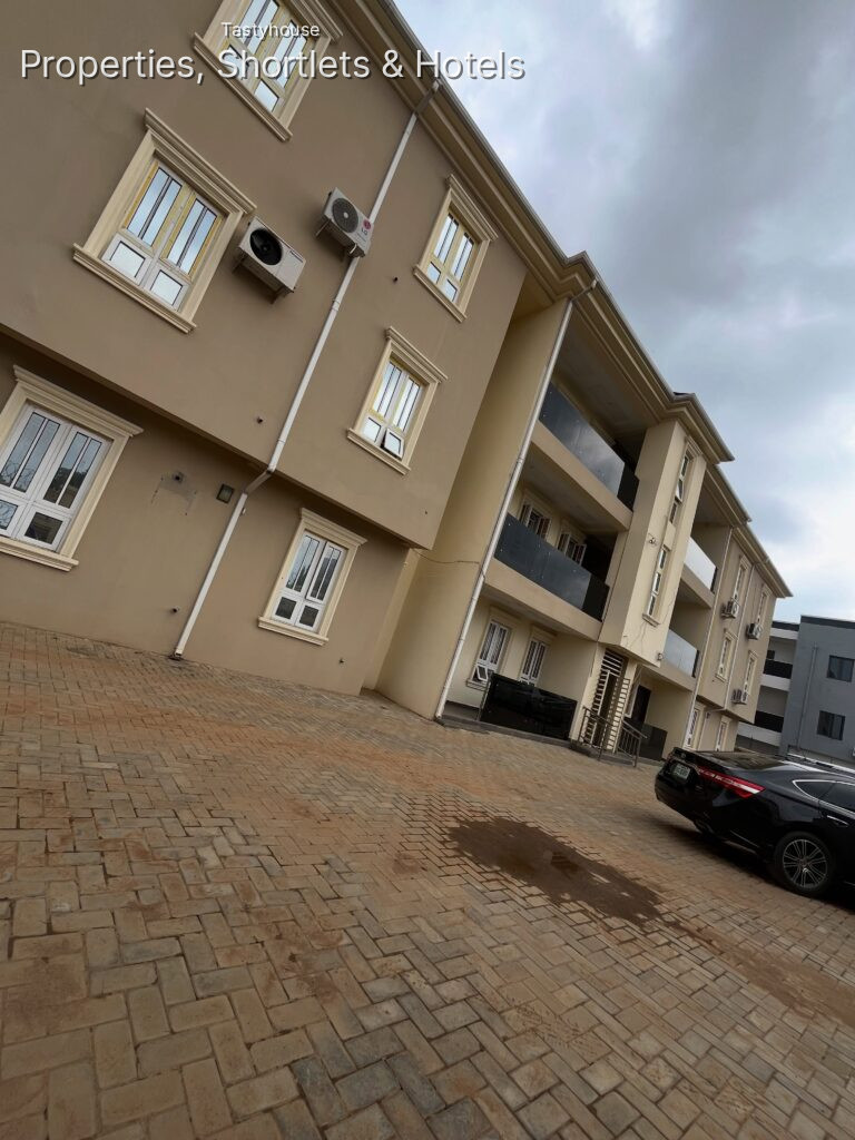 MASSIVE LUXURIOUS 3 BEDROOM