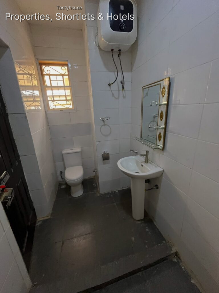 MASSIVE LUXURIOUS 3 BEDROOM