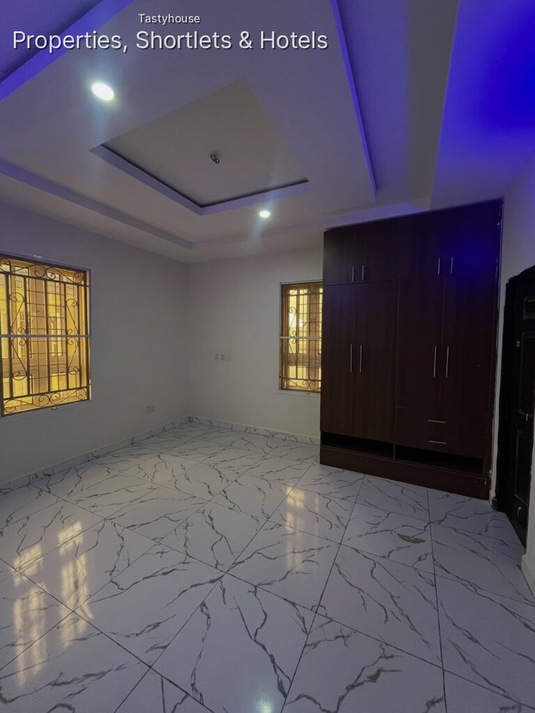 MASSIVE LUXURIOUS 3 BEDROOM