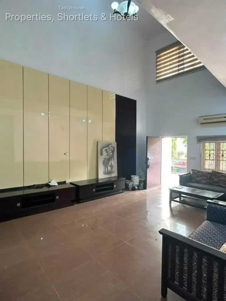 STANDARD FURNISHED 3 BEDROOMS APARTMENT WITH BỌ