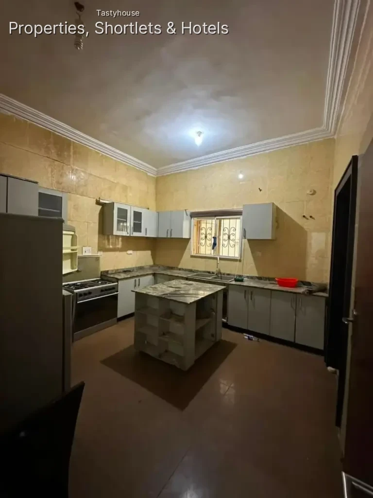 STANDARD FURNISHED 3 BEDROOMS APARTMENT WITH BỌ