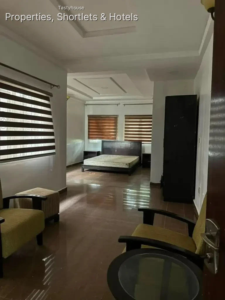 STANDARD FURNISHED 3 BEDROOMS APARTMENT WITH BỌ