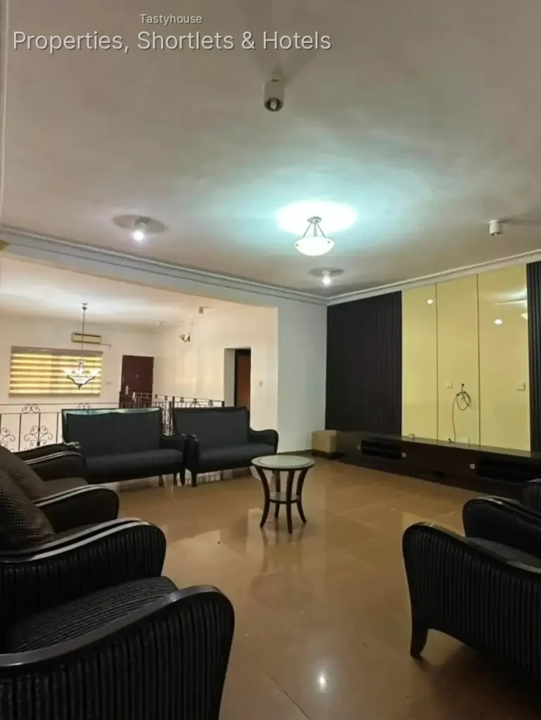 STANDARD FURNISHED 3 BEDROOMS APARTMENT WITH BỌ