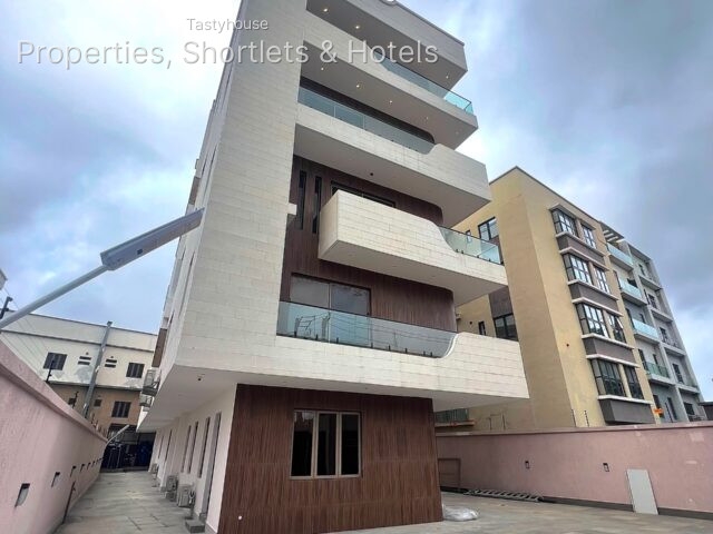 Luxury and modern 3-bedroom apartment with elevator and rooftop lounge