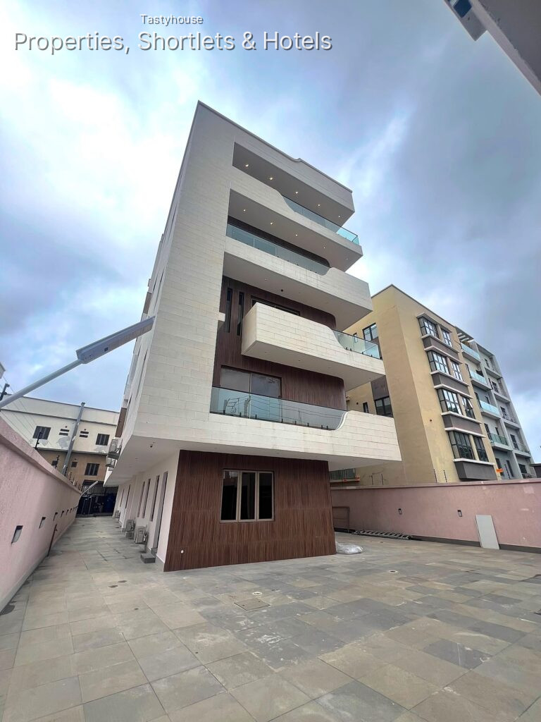 Luxury and modern 3-bedroom apartment with elevator and rooftop lounge