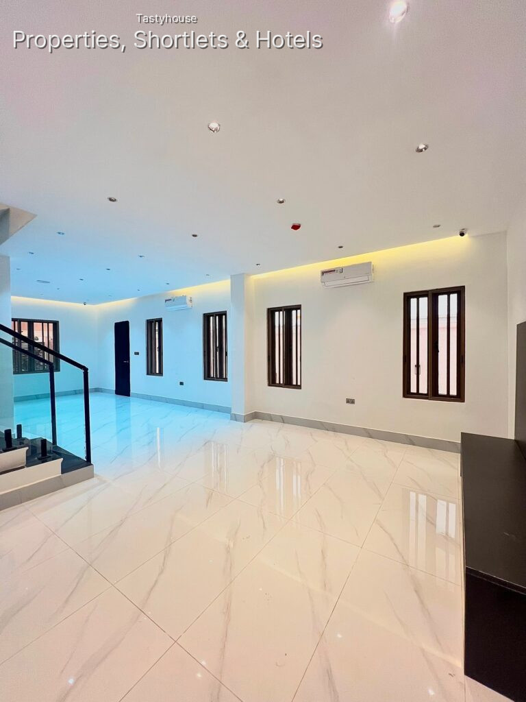 Luxury and modern 3-bedroom apartment with elevator and rooftop lounge