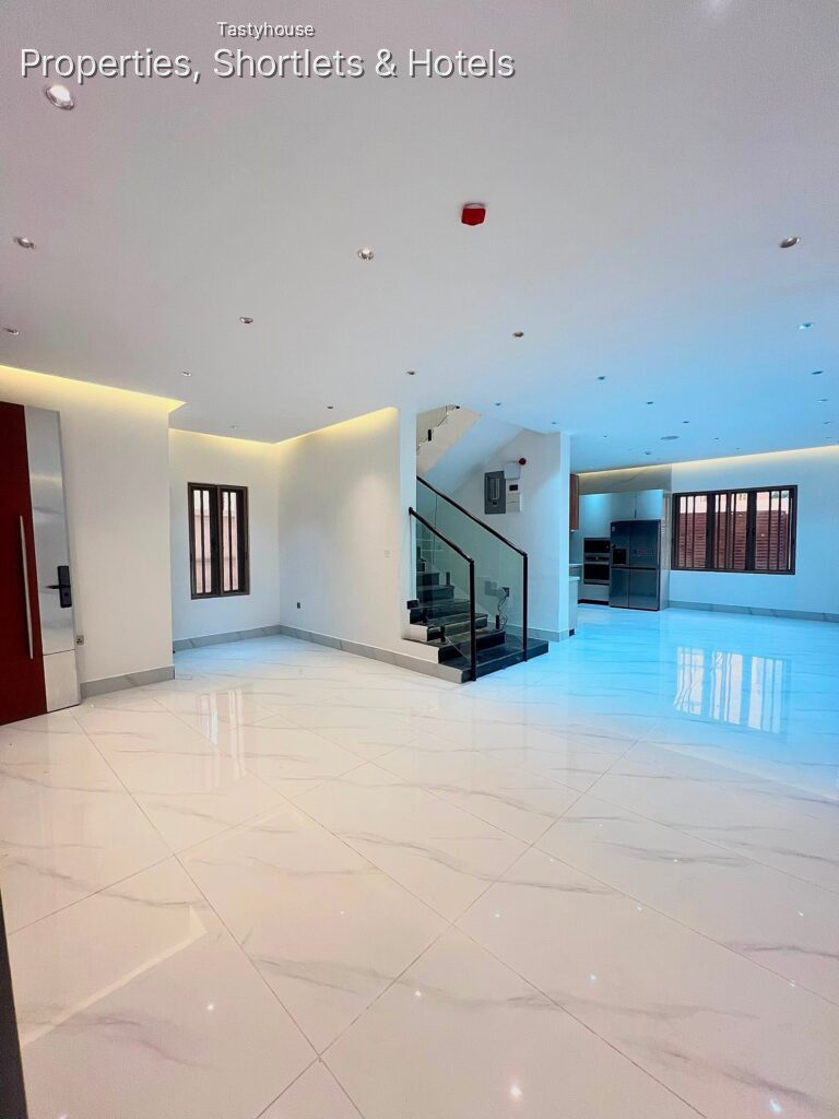 Luxury and modern 3-bedroom apartment with elevator and rooftop lounge