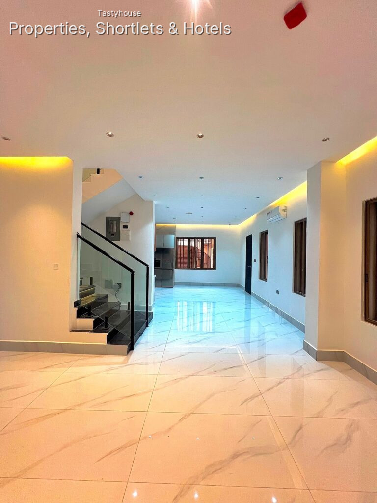 Luxury and modern 3-bedroom apartment with elevator and rooftop lounge