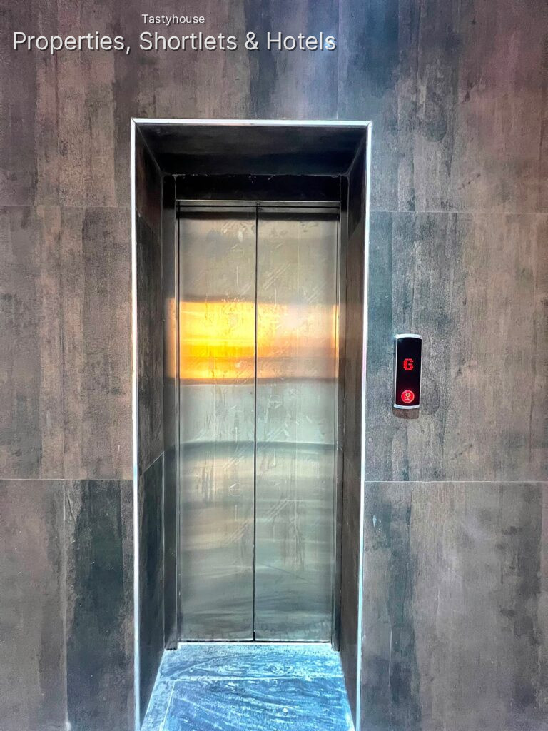Luxury and modern 3-bedroom apartment with elevator and rooftop lounge