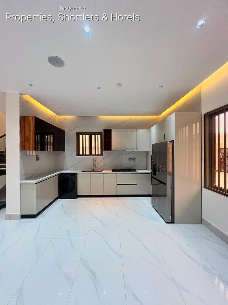 Luxury and modern 3-bedroom apartment with elevator and rooftop lounge