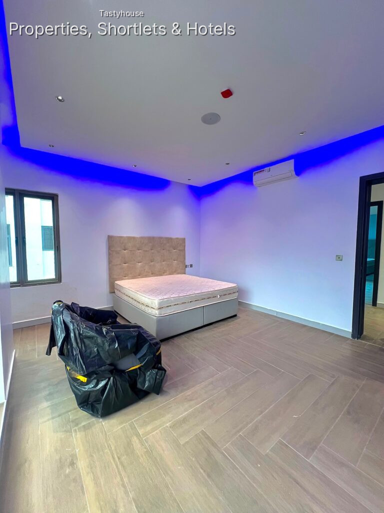 Luxury and modern 3-bedroom apartment with elevator and rooftop lounge