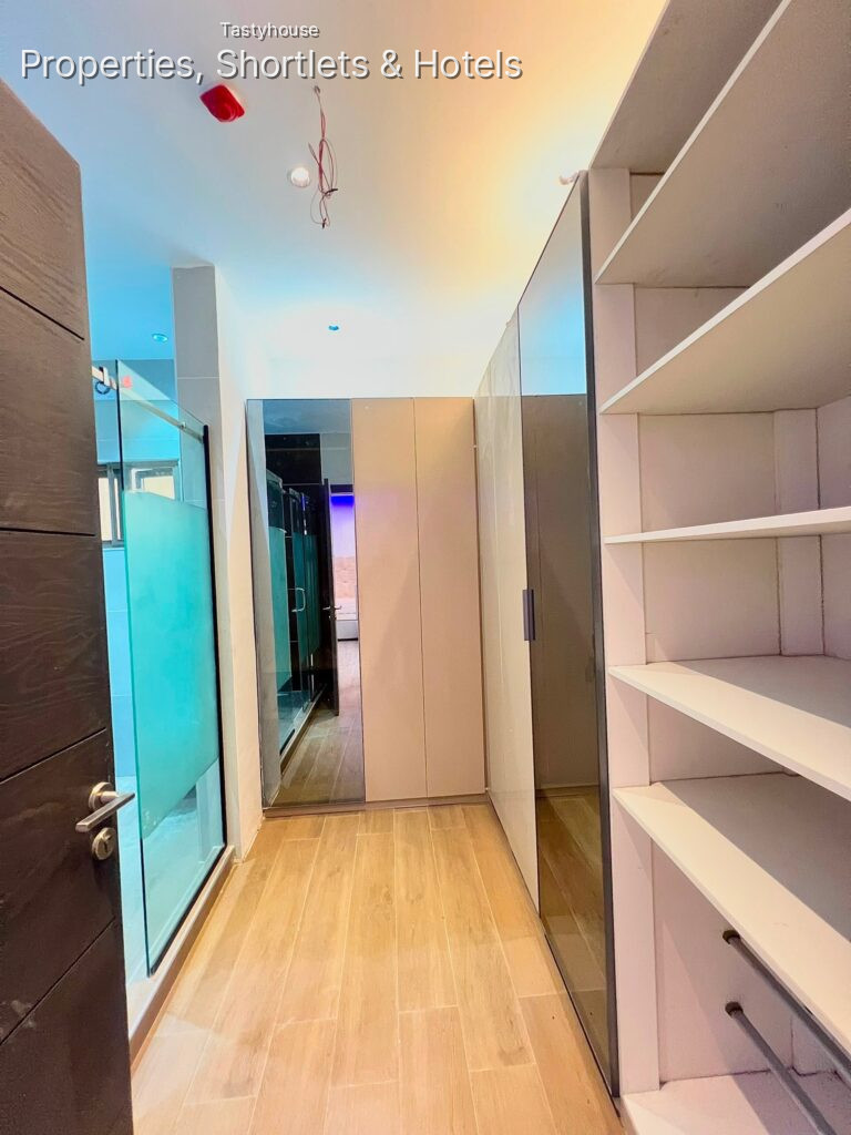 Luxury and modern 3-bedroom apartment with elevator and rooftop lounge