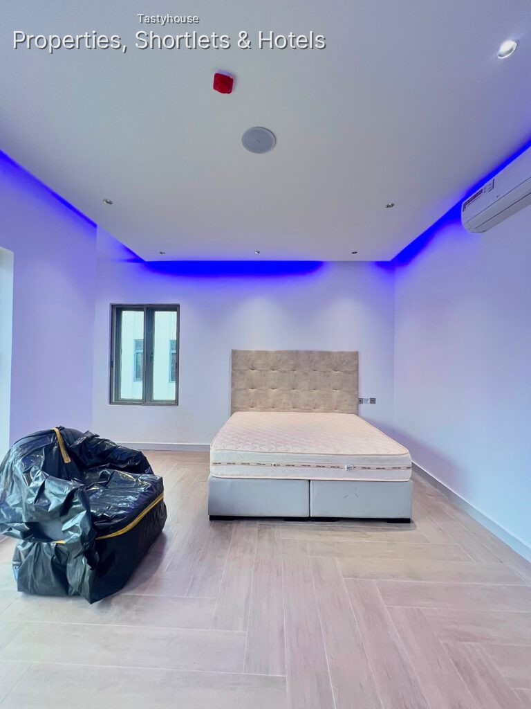 Luxury and modern 3-bedroom apartment with elevator and rooftop lounge