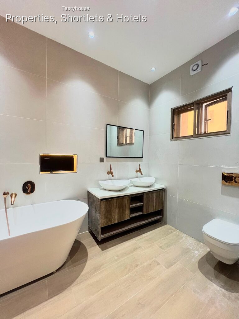 Luxury and modern 3-bedroom apartment with elevator and rooftop lounge