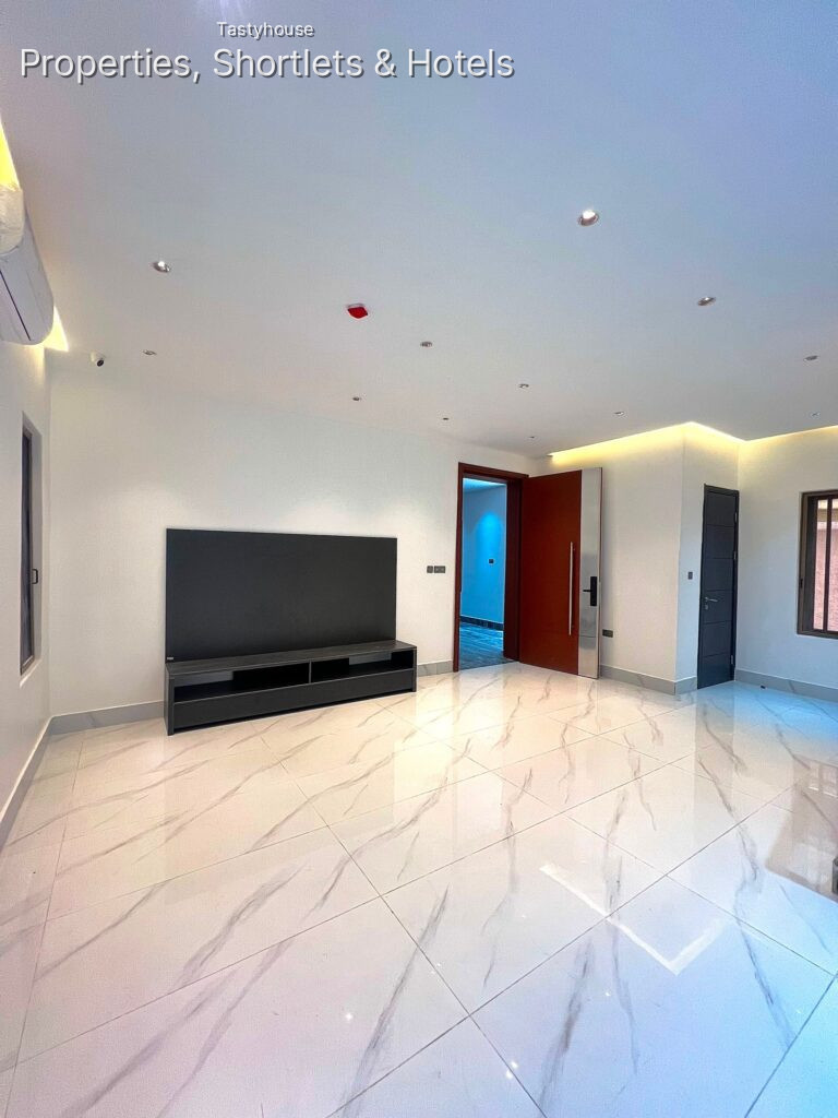 Luxury and modern 3-bedroom apartment with elevator and rooftop lounge