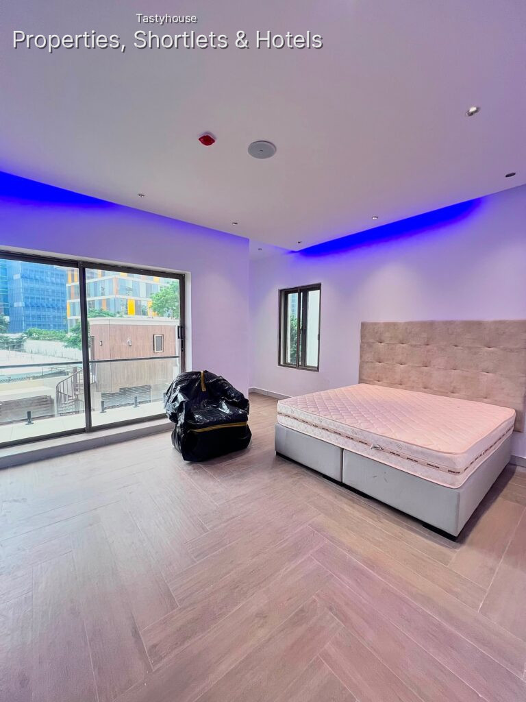 Luxury and modern 3-bedroom apartment with elevator and rooftop lounge
