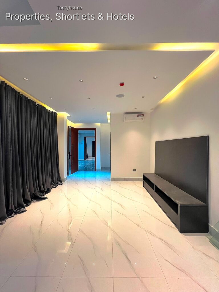 Luxury and modern 3-bedroom apartment with elevator and rooftop lounge