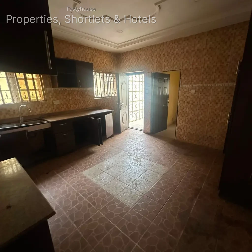 4 bedroomfully detached duplex with bq