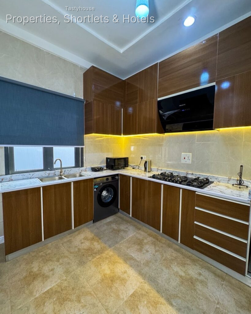 FULLY FURNISHED & SERVICED 3-BEDROOMAPARTMENT