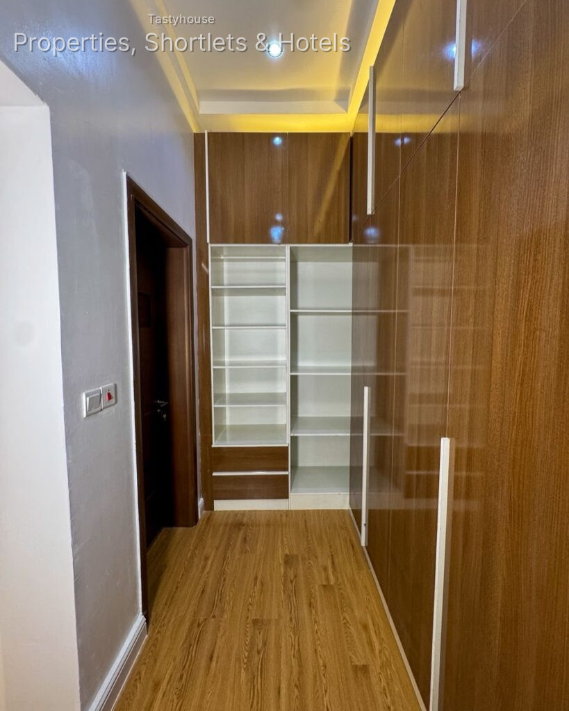 FULLY FURNISHED & SERVICED 3-BEDROOMAPARTMENT