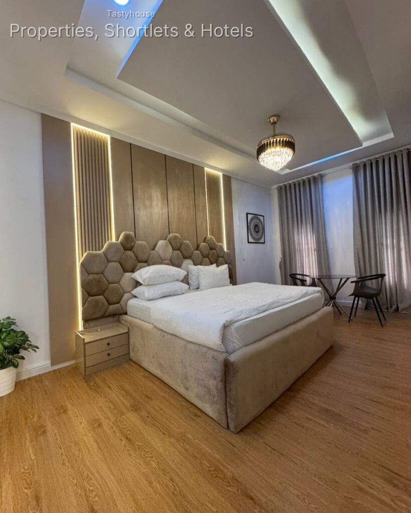 FULLY FURNISHED & SERVICED 3-BEDROOMAPARTMENT