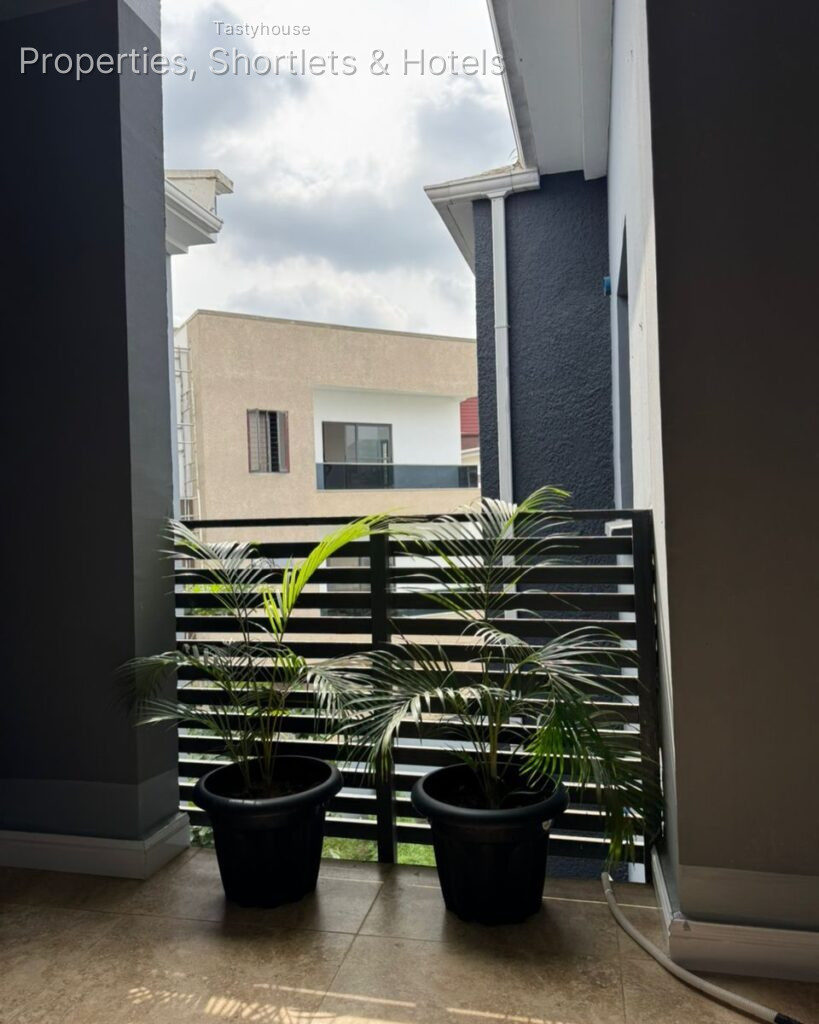 FULLY FURNISHED & SERVICED 3-BEDROOMAPARTMENT