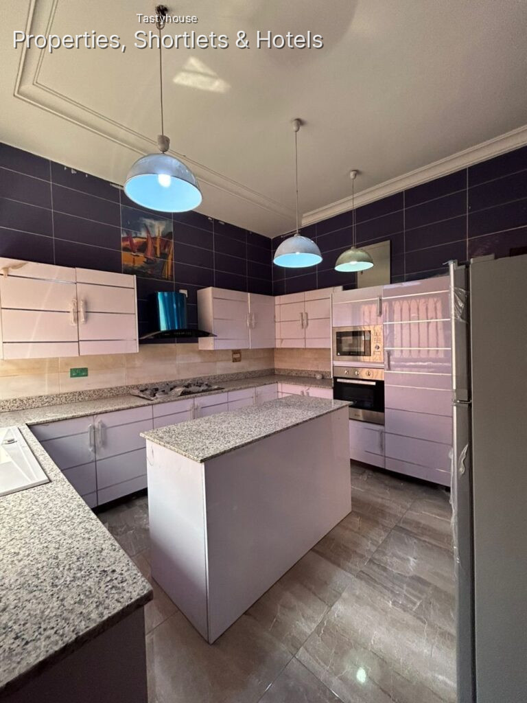 5 Bedroom semi detached with 1bg