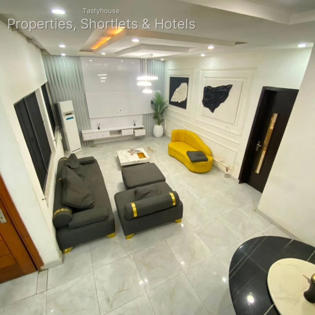 SPACIOUS 4 BEDROOM TERRACE DUPLEX ON TWO FLOORS WITH BỌ