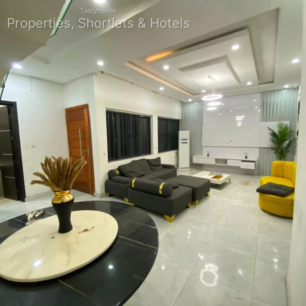 SPACIOUS 4 BEDROOM TERRACE DUPLEX ON TWO FLOORS WITH BỌ