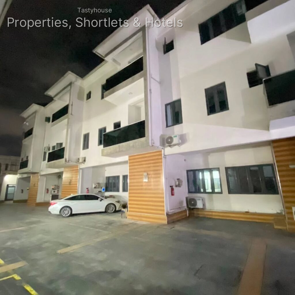 SPACIOUS 4 BEDROOM TERRACE DUPLEX ON TWO FLOORS WITH BỌ