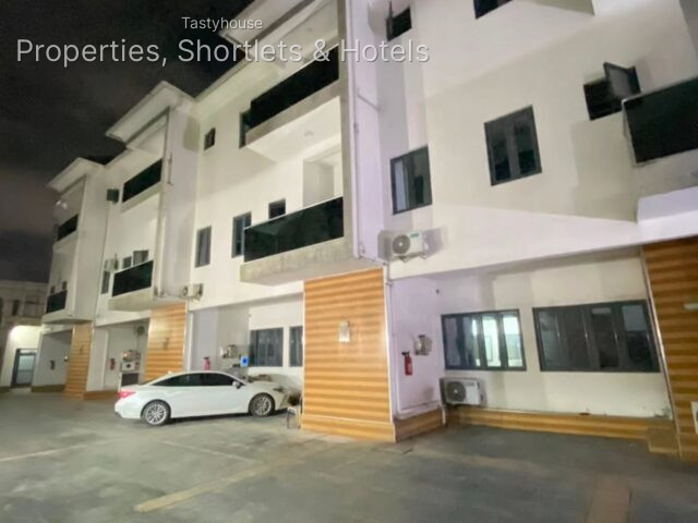 SPACIOUS 4 BEDROOM TERRACE DUPLEX ON TWO FLOORS WITH BỌ