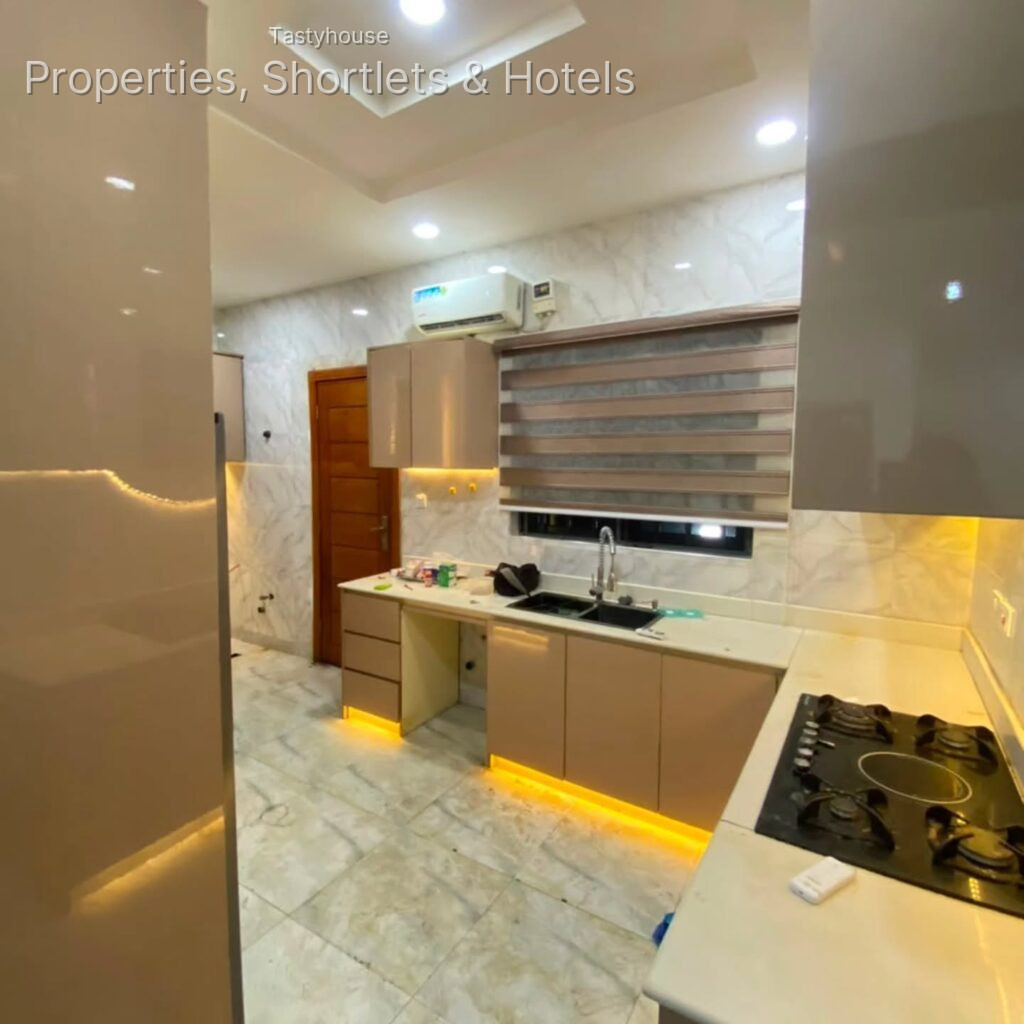 SPACIOUS 4 BEDROOM TERRACE DUPLEX ON TWO FLOORS WITH BỌ