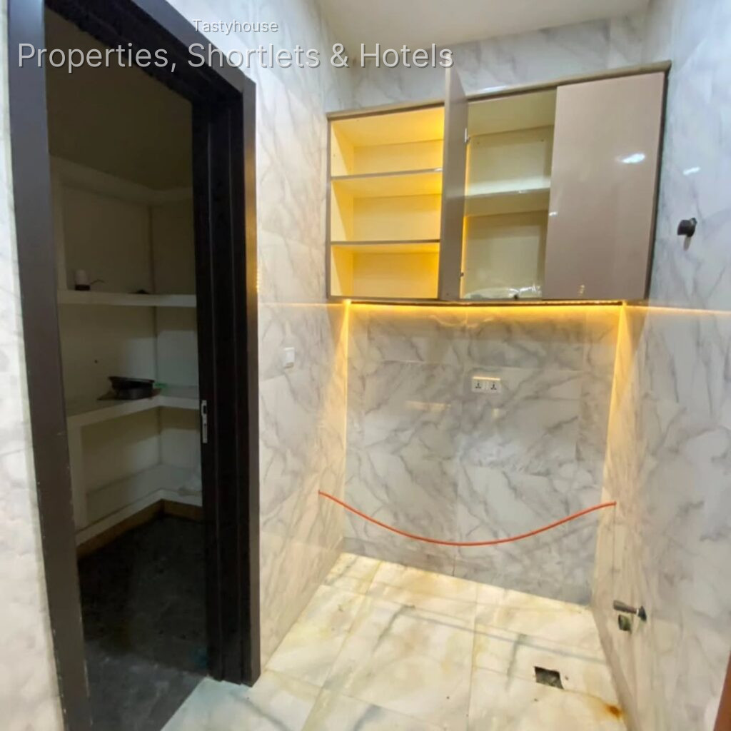 SPACIOUS 4 BEDROOM TERRACE DUPLEX ON TWO FLOORS WITH BỌ