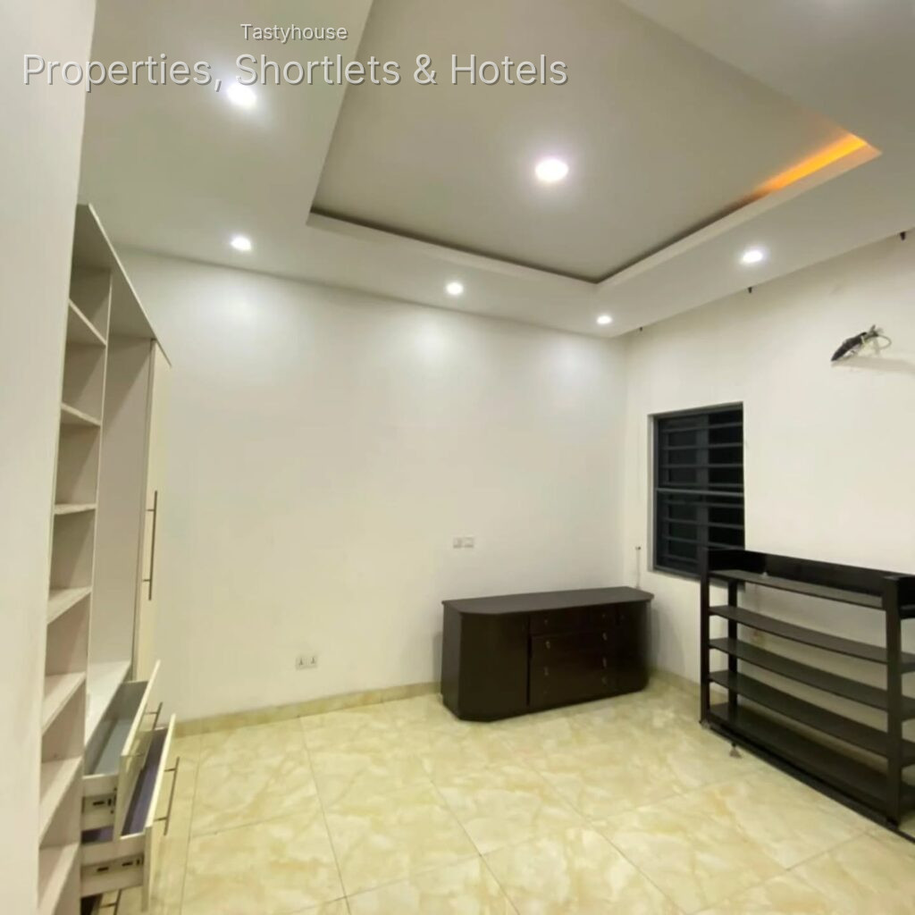 SPACIOUS 4 BEDROOM TERRACE DUPLEX ON TWO FLOORS WITH BỌ