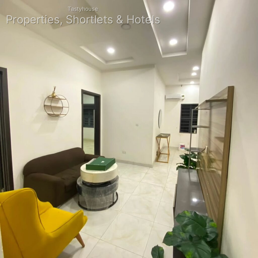 SPACIOUS 4 BEDROOM TERRACE DUPLEX ON TWO FLOORS WITH BỌ
