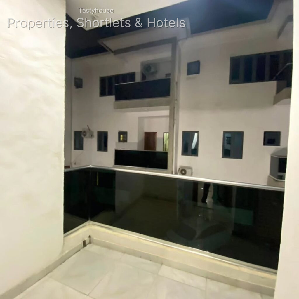 SPACIOUS 4 BEDROOM TERRACE DUPLEX ON TWO FLOORS WITH BỌ
