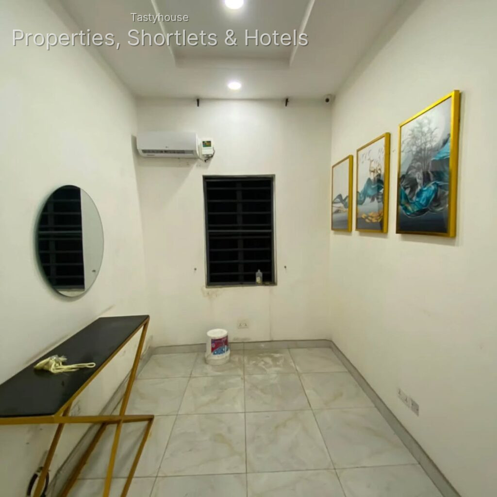 SPACIOUS 4 BEDROOM TERRACE DUPLEX ON TWO FLOORS WITH BỌ