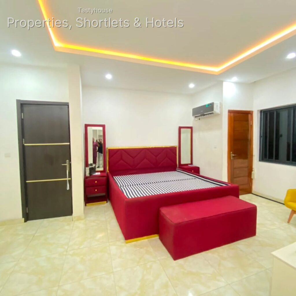 SPACIOUS 4 BEDROOM TERRACE DUPLEX ON TWO FLOORS WITH BỌ