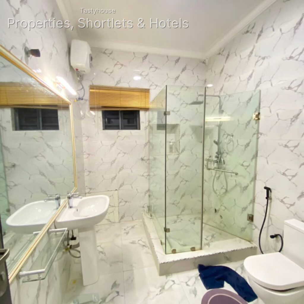 SPACIOUS 4 BEDROOM TERRACE DUPLEX ON TWO FLOORS WITH BỌ