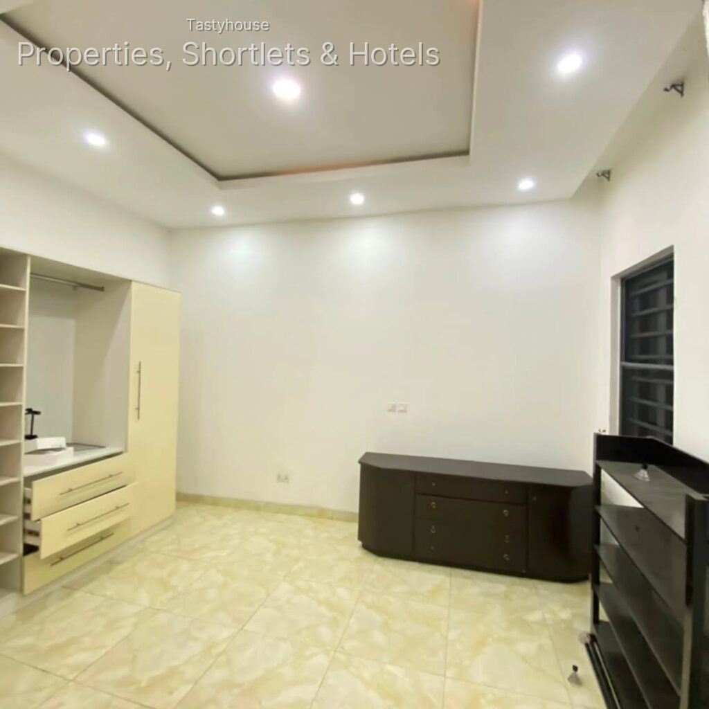 SPACIOUS 4 BEDROOM TERRACE DUPLEX ON TWO FLOORS WITH BỌ