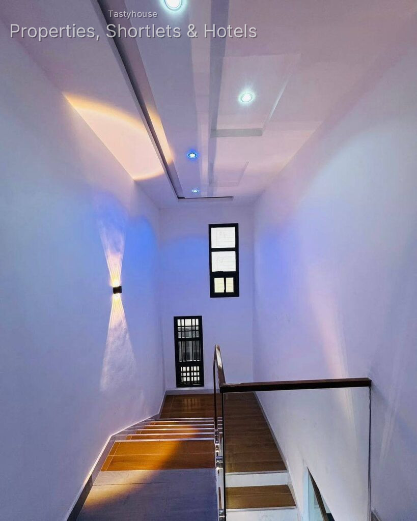 FINISHED NEWLY BUILT LUXURIOUS 4 BEDR0OM FULLY DETACHED DUPLEX