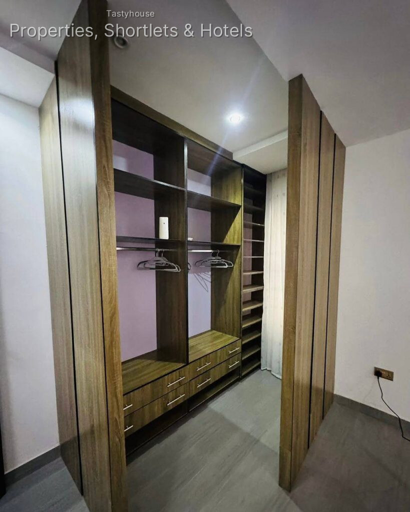 FINISHED NEWLY BUILT LUXURIOUS 4 BEDR0OM FULLY DETACHED DUPLEX