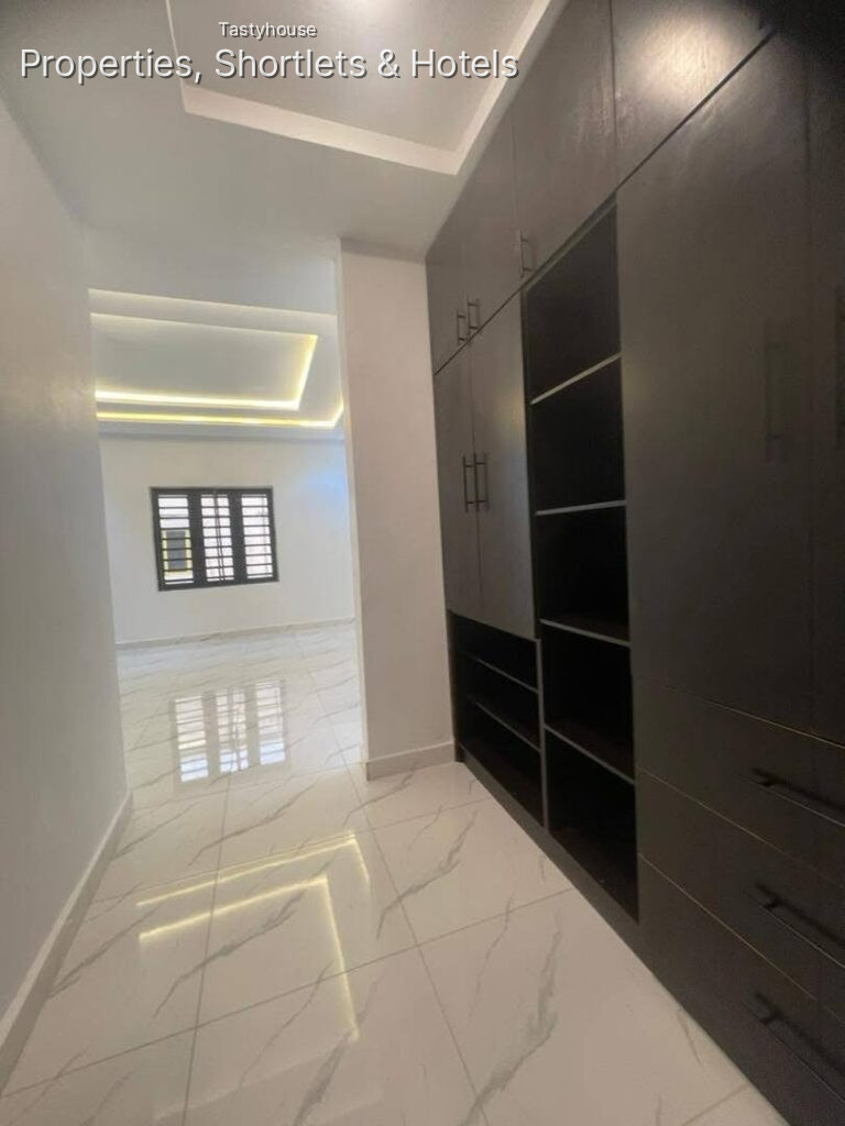 2 and 3 Bedrooms Duplex with federal light