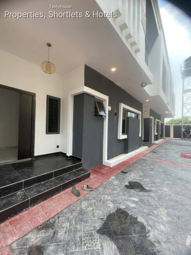 2 and 3 Bedrooms Duplex with federal light