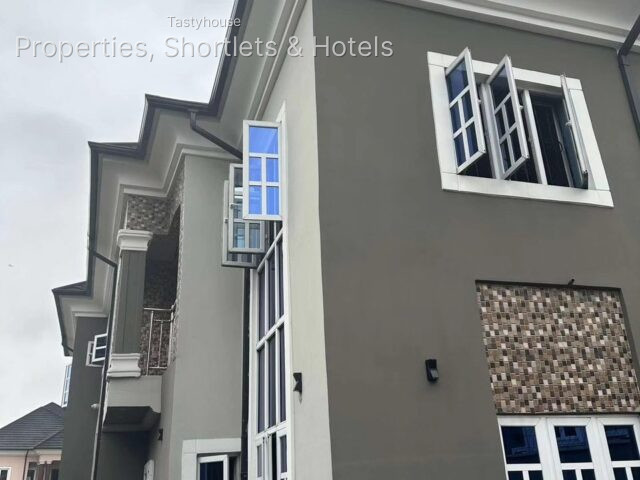 6 Bedroom Duplex with Two Sitting Rooms, Office, Gym, Air Conditioners