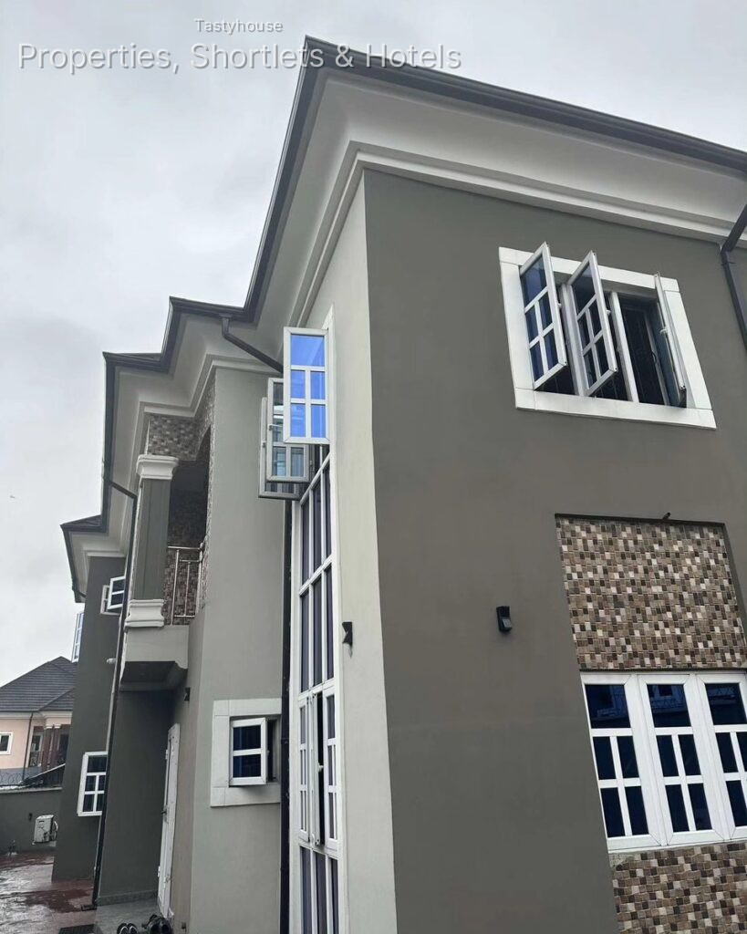 6 Bedroom Duplex with Two Sitting Rooms, Office, Gym, Air Conditioners