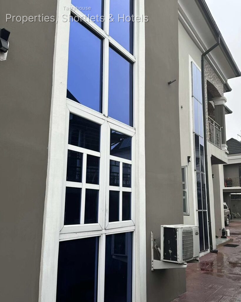 6 Bedroom Duplex with Two Sitting Rooms, Office, Gym, Air Conditioners