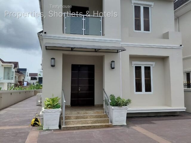 Fully furnished 5 bedroom all ensuite with family lounge