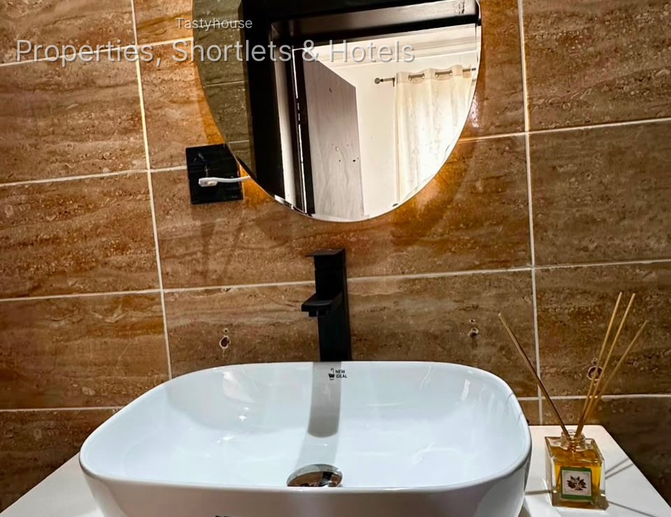 LUXURY FULLY FURNISHED 3-BEDROOM APARTMENT