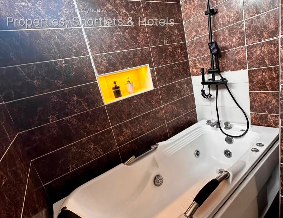LUXURY FULLY FURNISHED 3-BEDROOM APARTMENT
